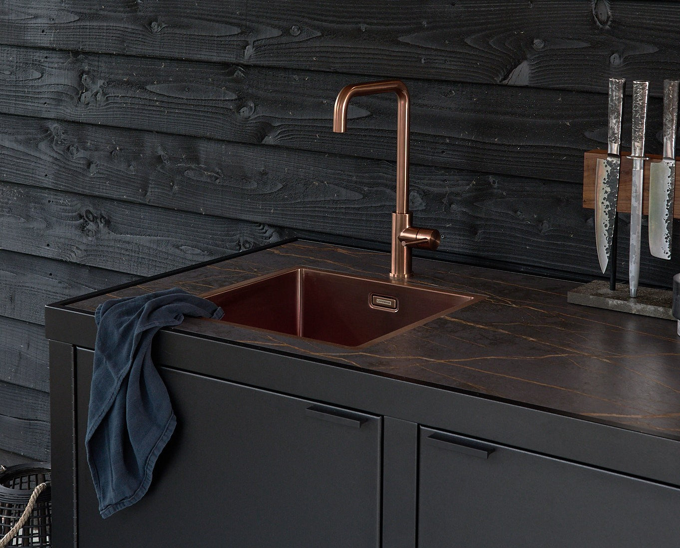 Buitenkeuken met spoelbak met kraan